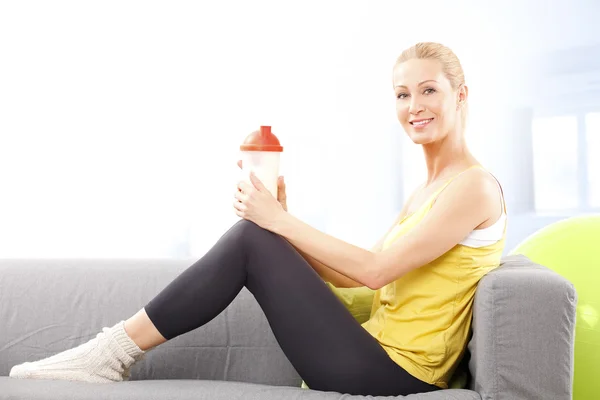 Mulher segurando shaker proteína — Fotografia de Stock