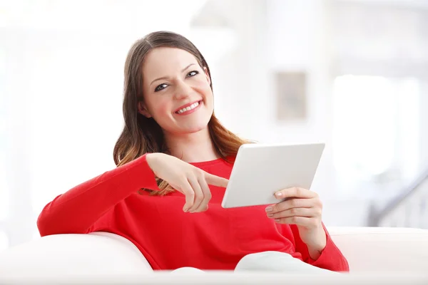 Frau nutzt digitales Tablet im Sitzen — Stockfoto