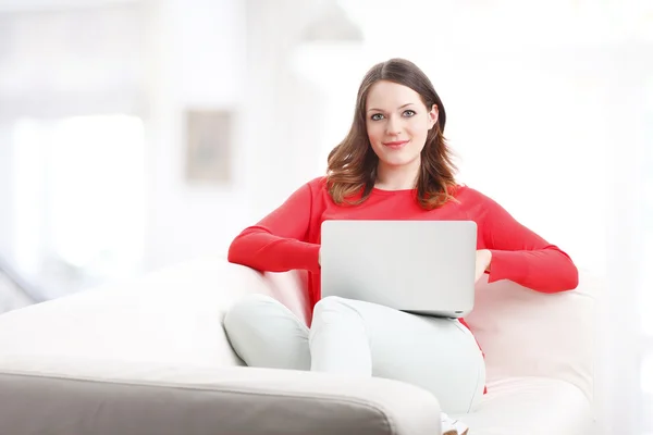 Frau benutzt Laptop — Stockfoto