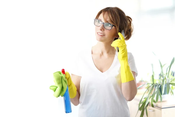 Frau telefoniert — Stockfoto