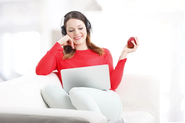 Frau hört Musik — Stockfoto