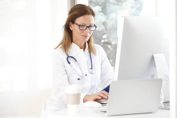 Läkare som arbetar på sin laptop — Stockfoto