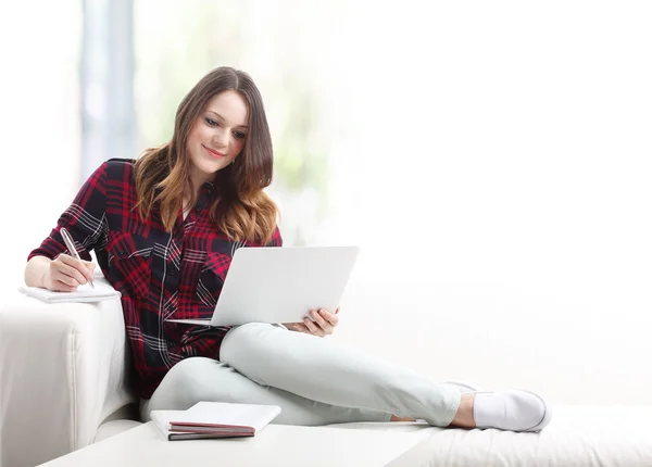 Žena pomocí její laptop — Stock fotografie