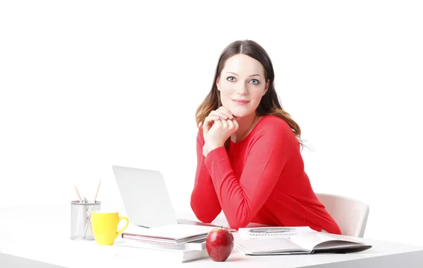 Mulher sentada na mesa com laptop — Fotografia de Stock