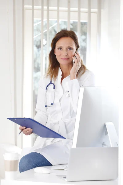 Médico fazendo chamada — Fotografia de Stock