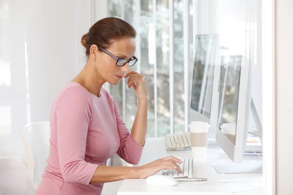 Бізнес-леді використовує свій комп'ютер — стокове фото