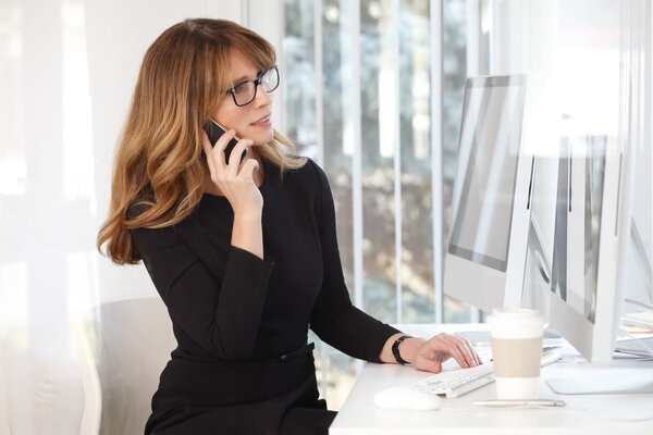 Бизнесвумен с помощью мобильного телефона
