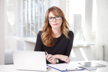  İş yerinde oturan kadın. 