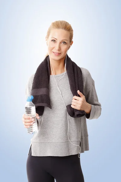 Womna holding a water bottle — Stock Photo, Image