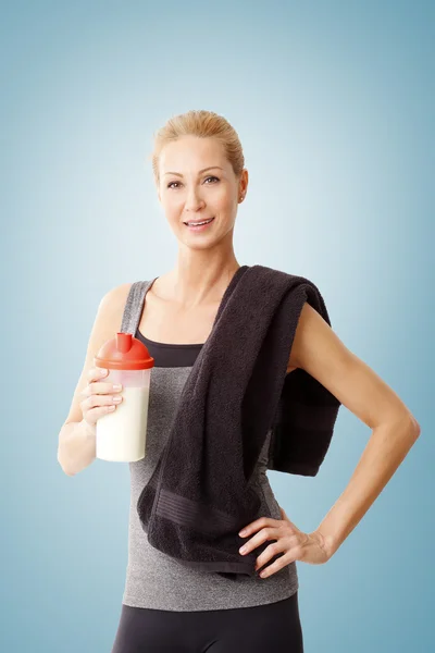 Mujer sosteniendo la botella agitador de proteínas —  Fotos de Stock