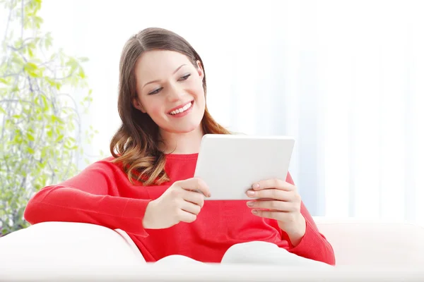 Mulher usando tablet digital em casa — Fotografia de Stock