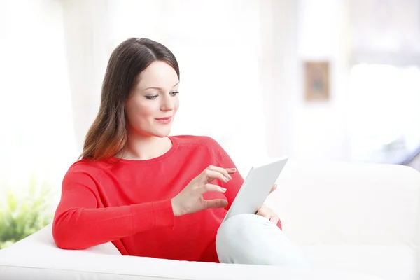 Vrouw met behulp van Tablet PC tijdens het verbinden — Stockfoto