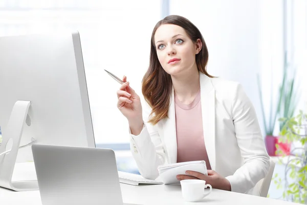 Woman  sitting in front of computer — Stock Photo, Image