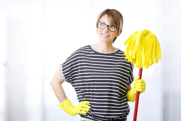 Kvinna anläggning mop — Stockfoto