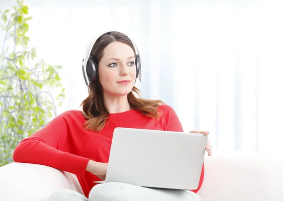 Mulher usando laptop — Fotografia de Stock