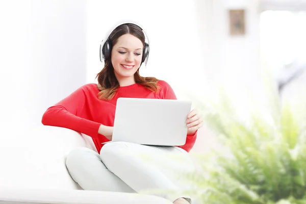 Mulher usando laptop — Fotografia de Stock