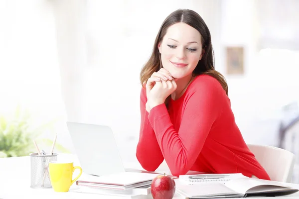 Estudiante trabajando en la presentación — Foto de Stock