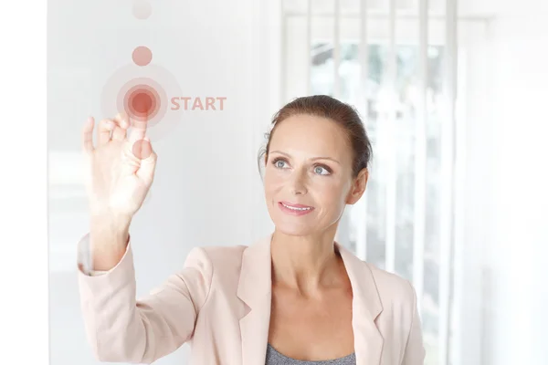 Mujer de negocios usando una pantalla táctil futurista —  Fotos de Stock