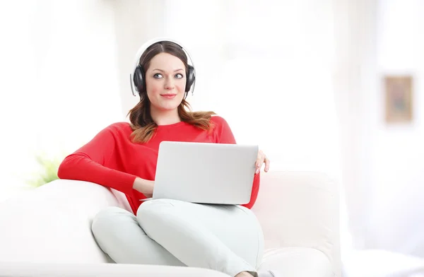 Jovem mulher com laptop sentado — Fotografia de Stock