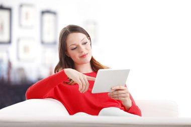 dijital tablet kullanan kadın 