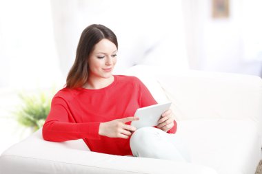 gülümseyen kadın dijital tablet kullanma 