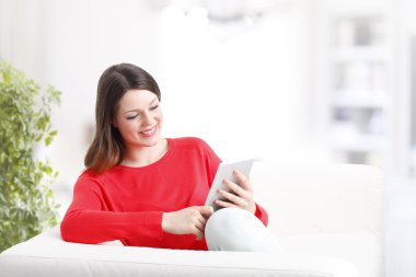 Evde dijital tablet kullanan kadın