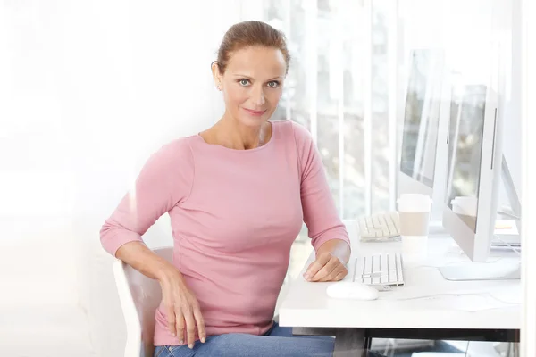 Assistant working on computer — Stock Photo, Image