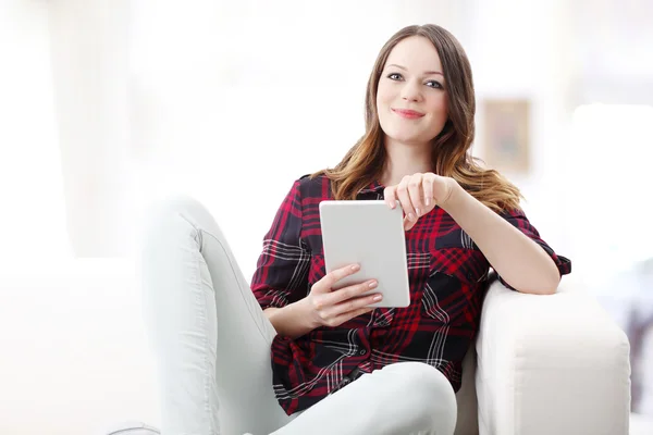 Mulher usando tablet digital — Fotografia de Stock