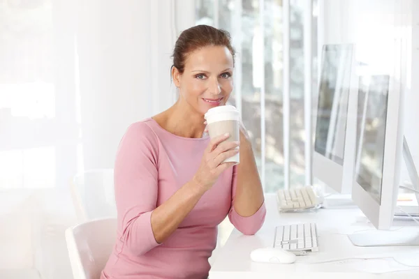 Profesyonel kadın kahve içme — Stok fotoğraf