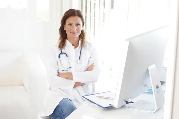 Doctor con los brazos cruzados — Foto de Stock