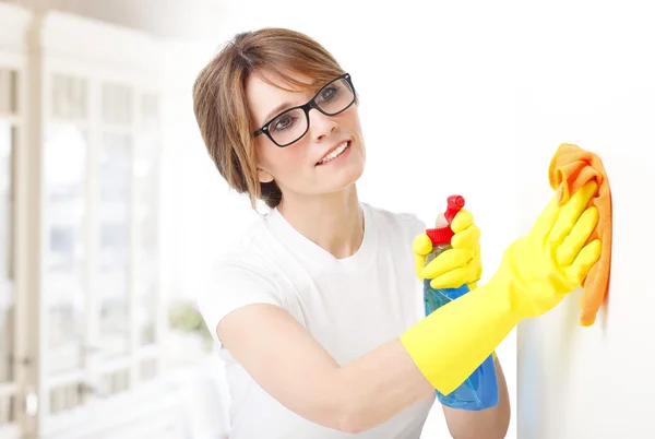 Haushälterin hält Sprühflasche in der Hand — Stockfoto