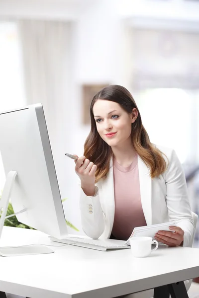 Zakenvrouw werkt op de computer — Stockfoto