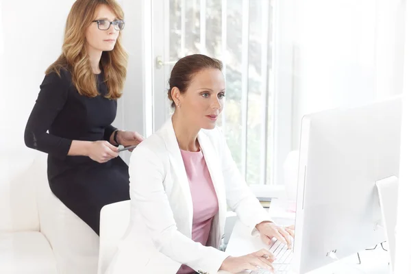 Vrouwelijke ondernemers werken samen aan computer — Stockfoto