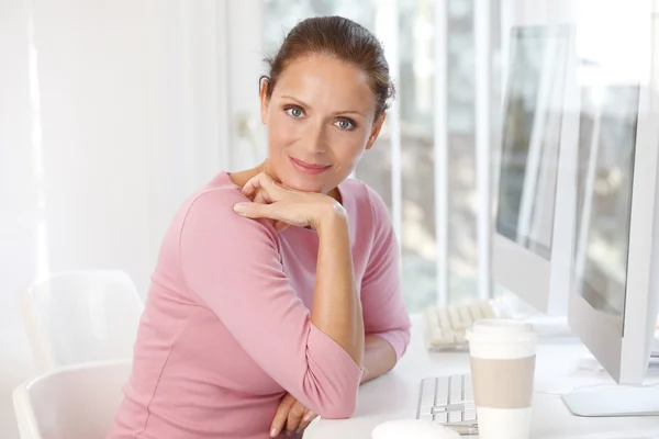 Geschäftsfrau sitzt in einem Büro. — Stockfoto