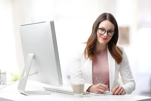 Kantoor werknemer werken op de computer — Stockfoto