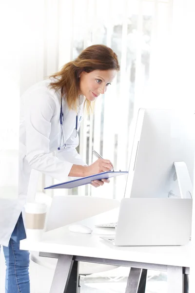 Médico femenino trabajando — Foto de Stock