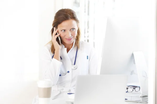 Mujer haciendo llamada mientras está sentado — Foto de Stock