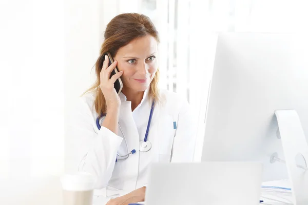 Especialista mujer haciendo llamada — Foto de Stock