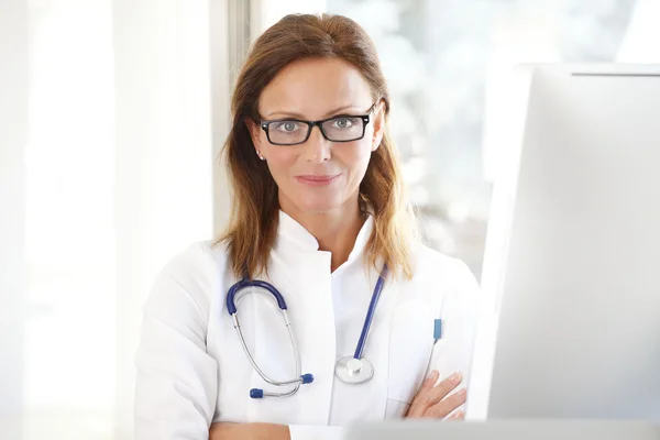 Doctor sentado en el consultorio del doctor — Foto de Stock