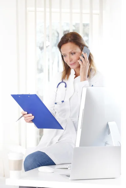 Ženský lékař, drží v ruce schránky — Stock fotografie