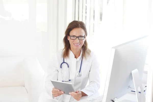 Medico femminile con tablet digitale — Foto Stock