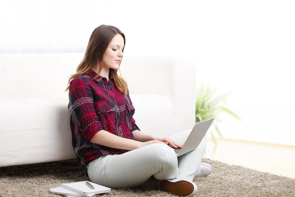 Student met laptop. — Stockfoto