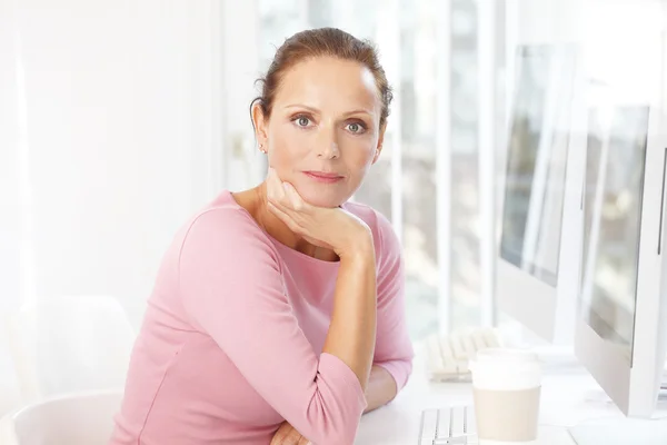 Geschäftsfrau sitzt am Schreibtisch — Stockfoto