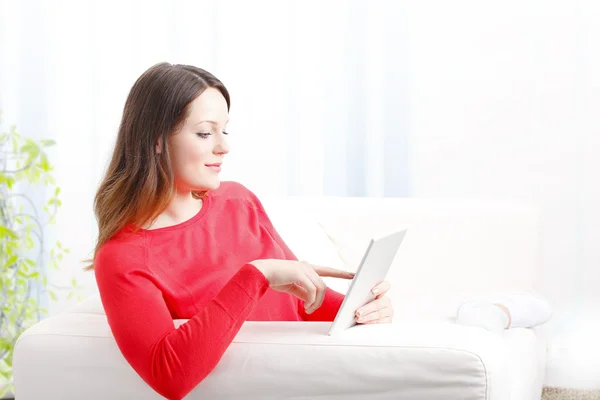 Mujer teniendo una conversación a través de webcam —  Fotos de Stock