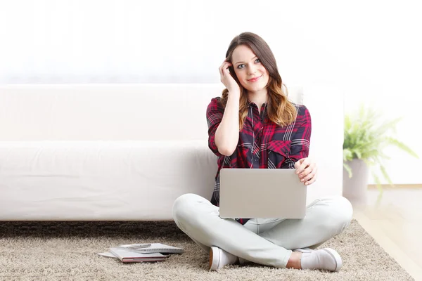 Estudiante usando el ordenador portátil y trabajando — Foto de Stock