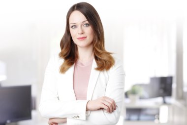 Ayakta duran genç iş kadını 