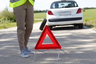 yol kenarında duran kadın