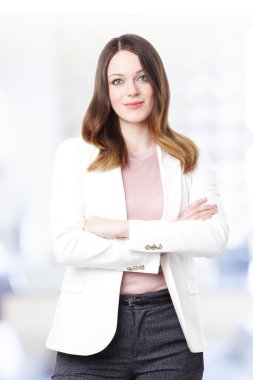 güzel genç iş kadını ayakta 