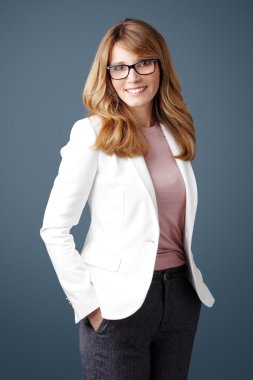 profesyonel kadın ayakta 