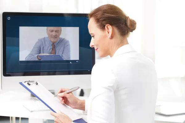 Assistente con video chat — Foto Stock